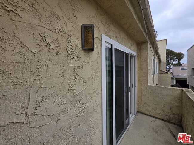 Building Photo - 517 N Francisca Ave