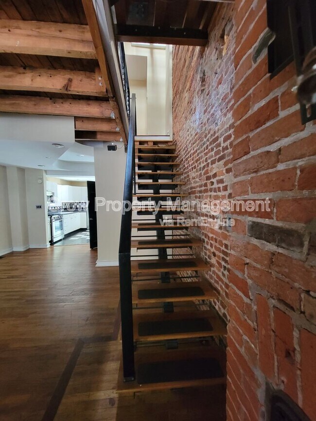 Building Photo - 1019 S 10th St