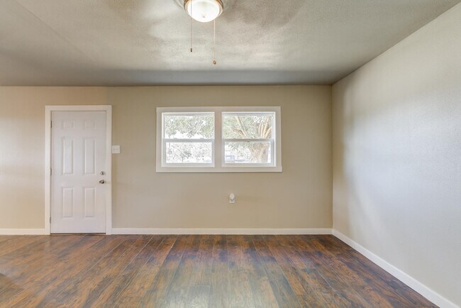 Building Photo - 1702 E 2nd St