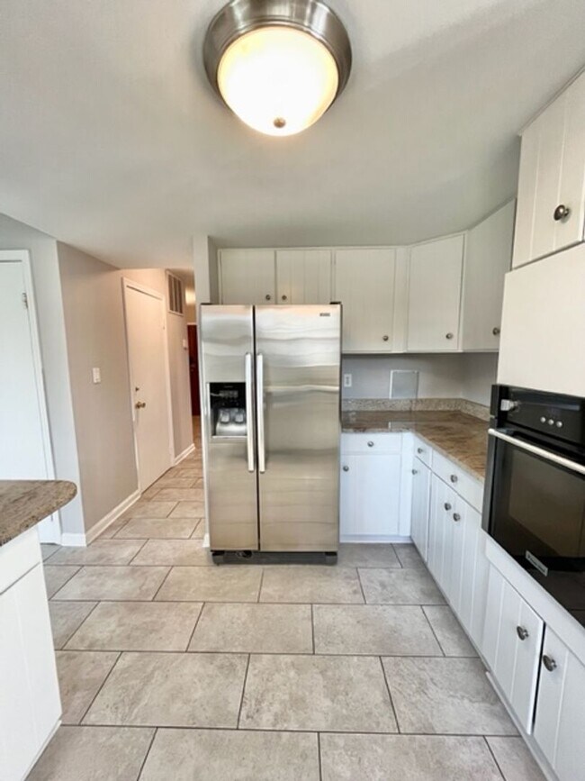 Building Photo - Beautiful and updated 4 BR 2.5 BA with gar...