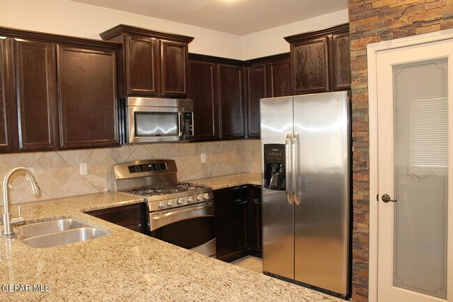 Building Photo - 13832 Hollywood Dr