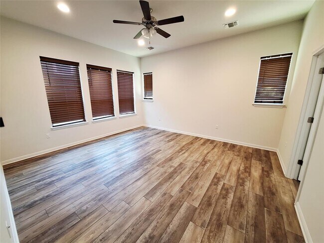 Building Photo - 7800 Hillock Terrace