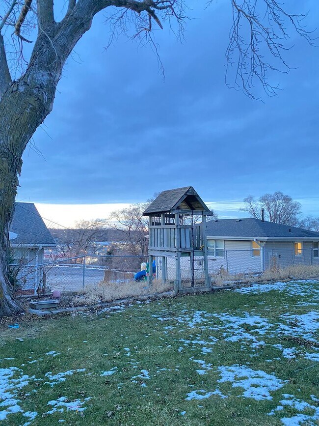 Building Photo - Beautiful 3 bed 1 bath house, over sized driveway, garage and fenced in back yard $1,695  [Move-i...