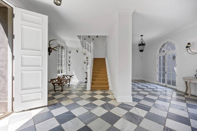 Building Photo - 662-672 Noyac Path