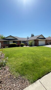Building Photo - 3 Bedroom 2.5 Bath House