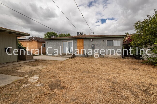 Building Photo - 4 Bedroom/2 Bath Home in Central Bakersfield - $1995 Per Month!