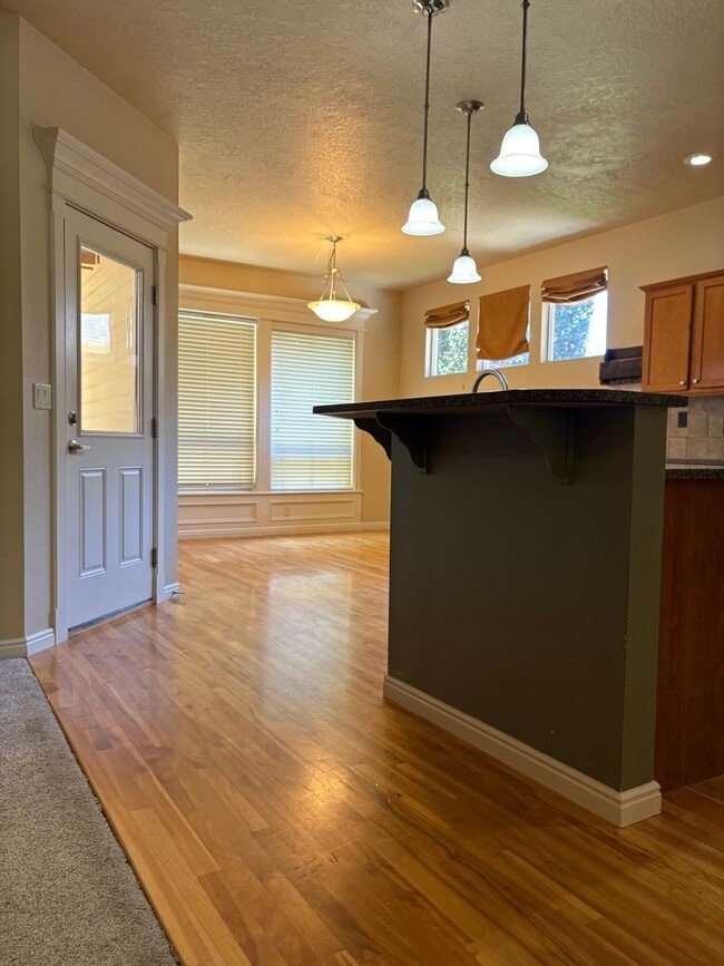 Building Photo - "Luxury Living: Stunning home with marble counter tops & Fireplace!"