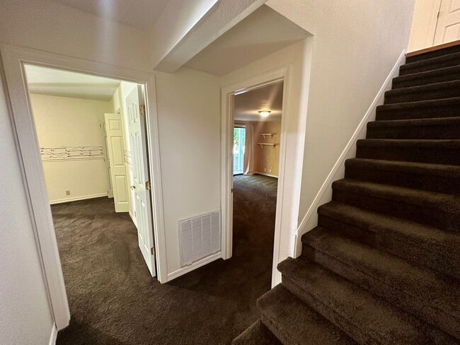 Building Photo - Light Filled 4 Bedroom 2.5 Bathroom Two-St...