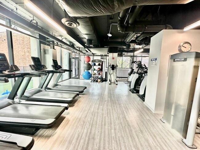 Building Photo - 2020 N Lincoln Park W