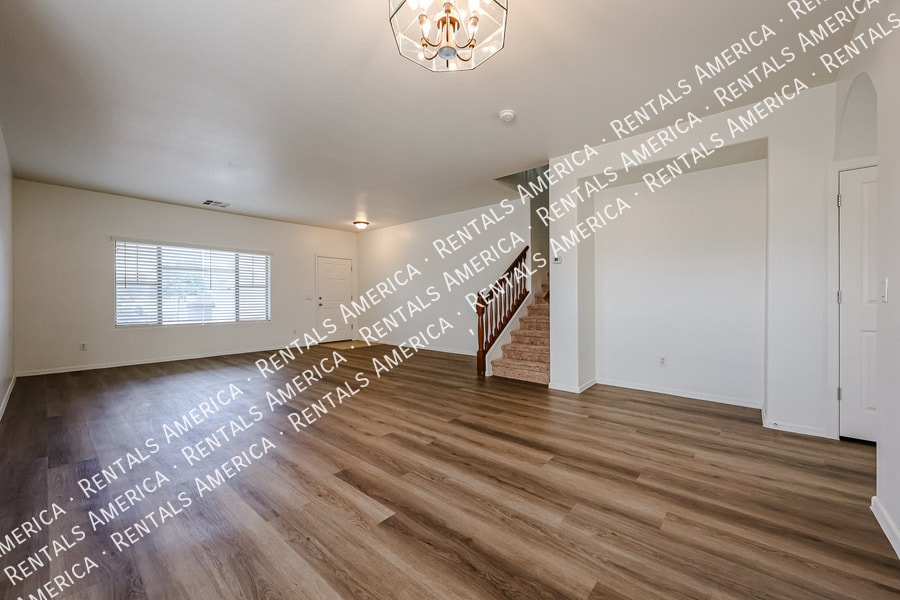 Building Photo - 935 E Blue Spruce Ln