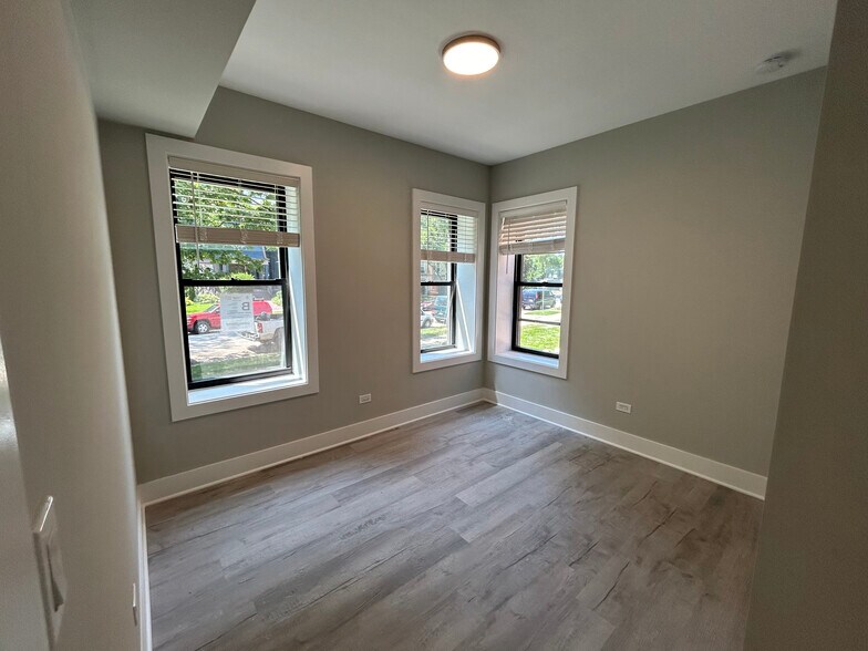 Building Photo - 1131 Oak Ave