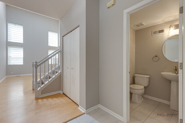 Building Photo - 708 Valley View Ct