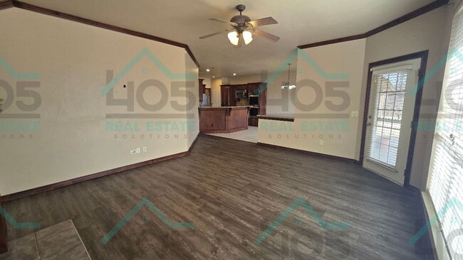 Building Photo - Lovley 4 Bedroom Plus an Office