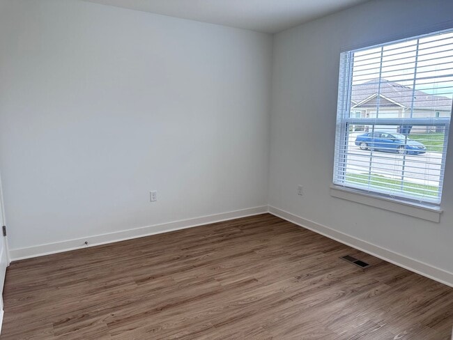 Building Photo - 4 Bed | 3 Bath | 1 Car Garage Duplex in Kansas City