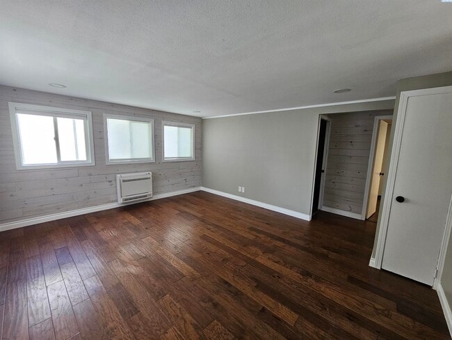 Building Photo - Charming Central Richland Rambler