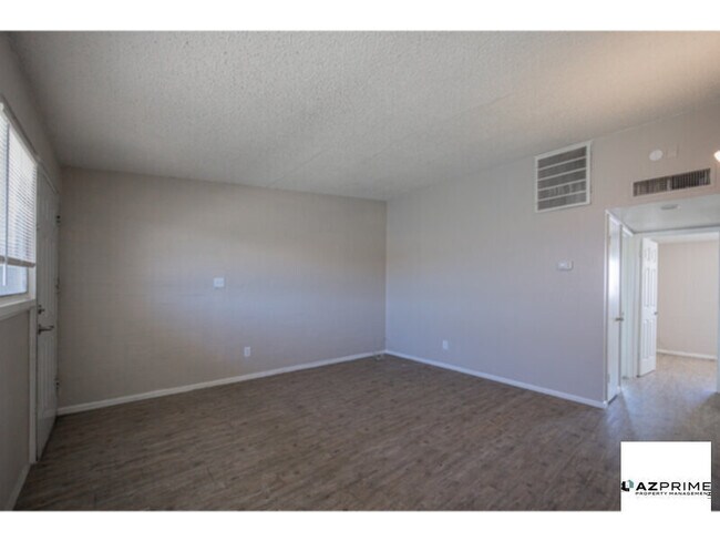 Building Photo - Lovely 2/1 Phoenix Apartment - Corner Unit with Views &amp; Vaulted Ceilings!