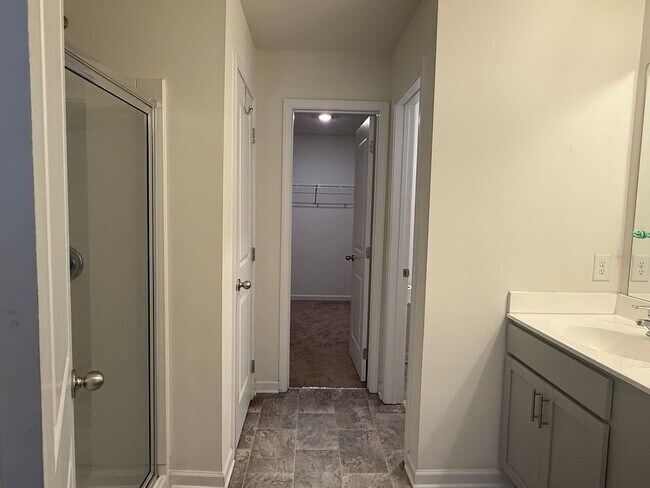 Building Photo - Beautiful 4 bedroom 2.5 bath home located in the Cliffs subdivision!