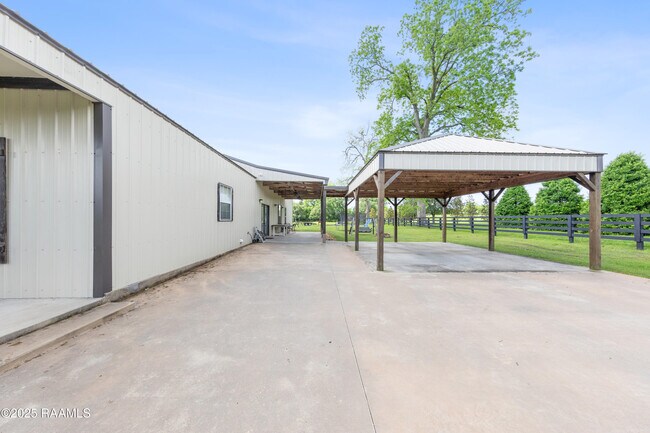 Building Photo - 1120 E Butcher Switch Rd