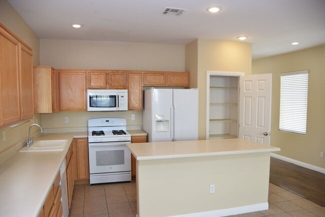 Building Photo - BEAUTIFUL 4 BEDROOM, 2.5 BATH SINGLE-FAMIL...