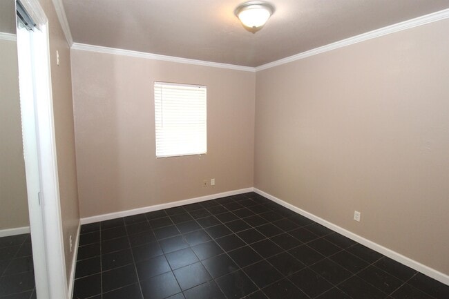 Building Photo - 709 N 12th Pl