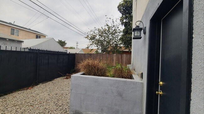 Building Photo - 32(839)