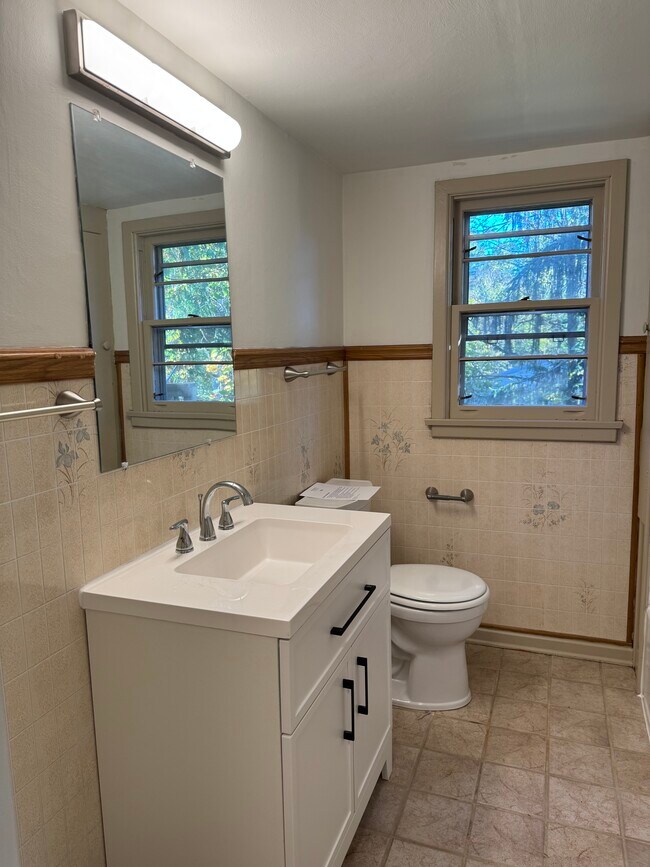 Building Photo - 218 Pine Tree Ave