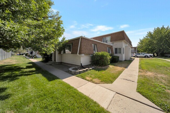 Primary Photo - Secure Meadowbrook Village Condo w 1 car g...