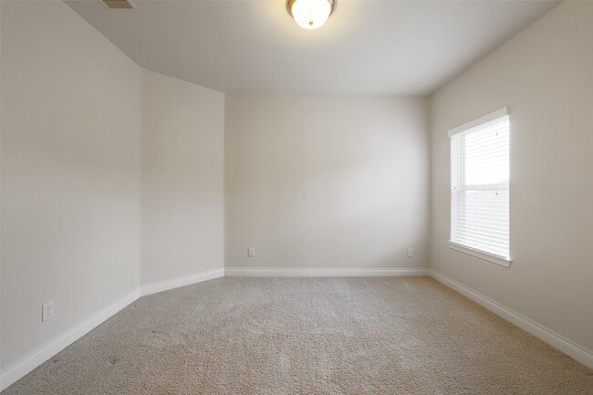 Building Photo - 2707 River Run Rd