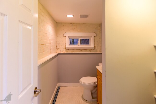 Building Photo - Classy Columbia Heights Row Home! 1/2 Off ...