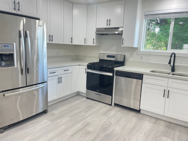 Building Photo - Location, Location, Location! Adorable Riverside Home Ready for Immediate Move In