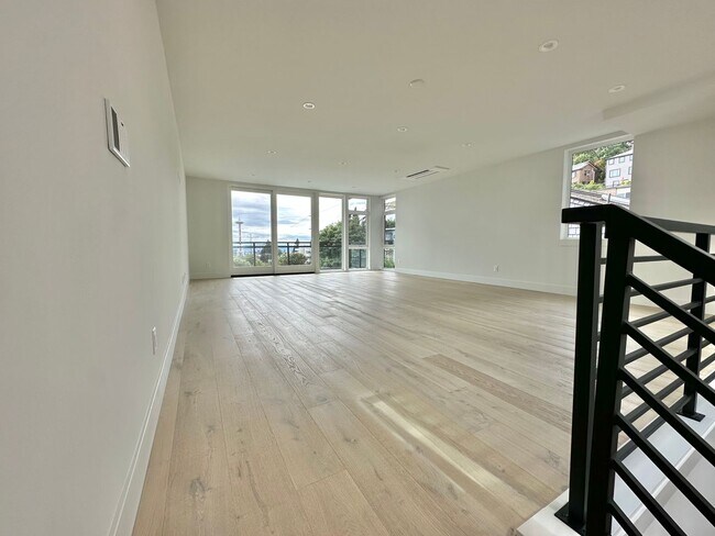 Building Photo - Stunning Queen Anne Home - Incredible Views! Available 10/1/2026!