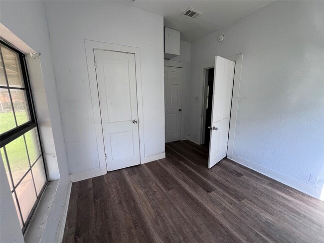 Building Photo - 521 W Caney St