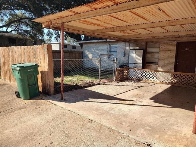 Building Photo - 2000 Bahama Dr