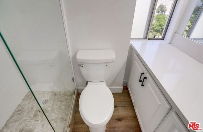 Building Photo - 435 N Oakhurst Dr