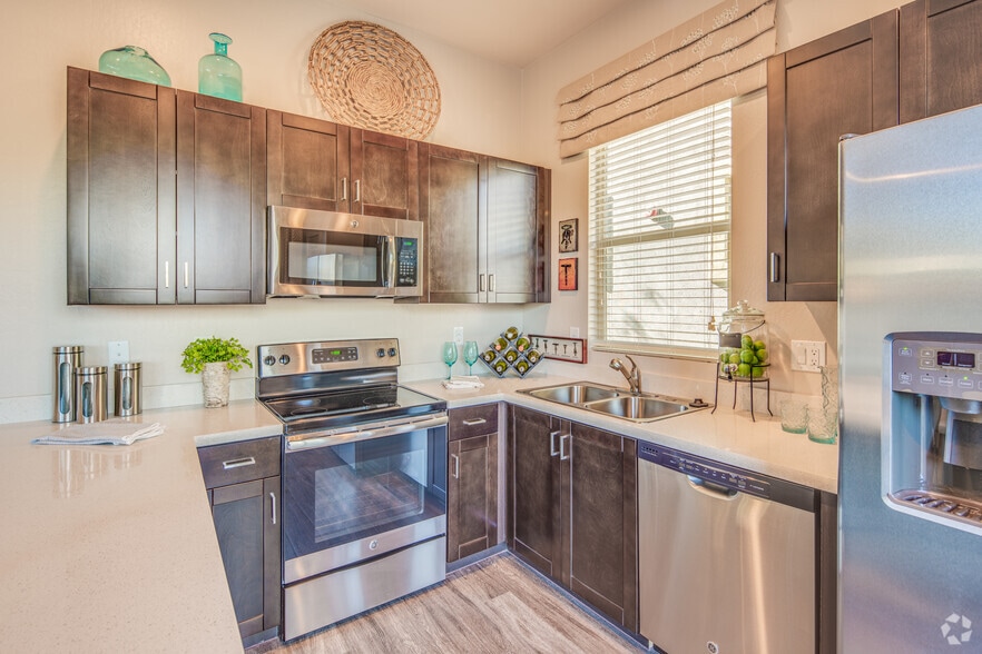2BR, 2BA - 935 SF - Keller Town Square