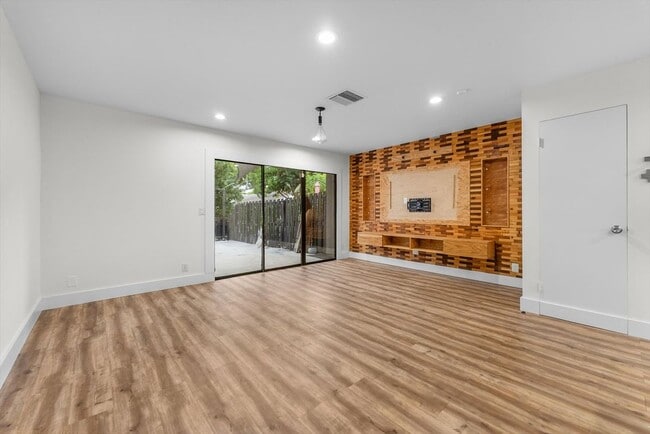 Building Photo - 850 Hill Dr