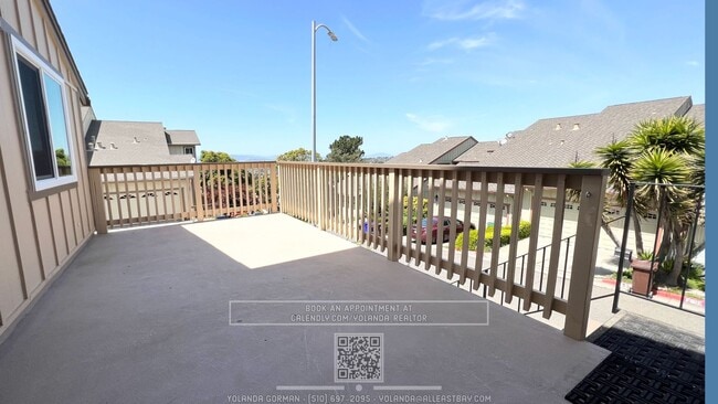 Building Photo - Beautifully 3BR Townhome with Huge Loft St...