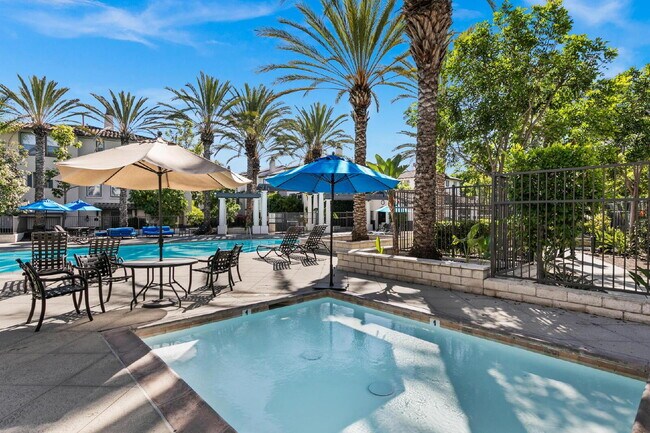 Building Photo - Stunning Corner Unit with Mountain Views & Prime Location!