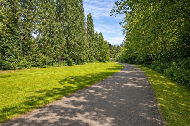 Building Photo - Charming 2-Bed, 1.5-Bath Corner Condo with River Views in the Heart of Redmond