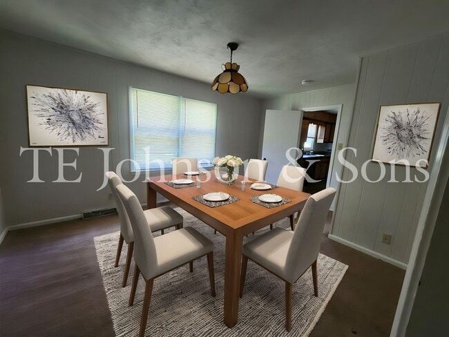 Building Photo - 3 Bed Home Situated near Hwy. 311 & Local Golf Course