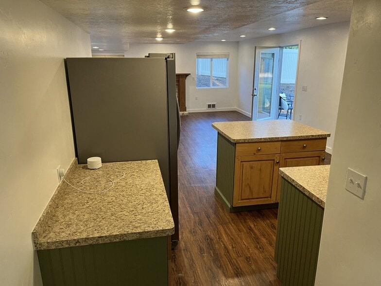Building Photo - 862 E 140 N
