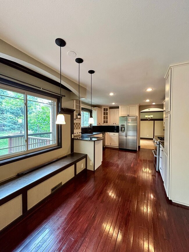 Building Photo - Beautiful 5 Bedroom Home with Large Private Yard