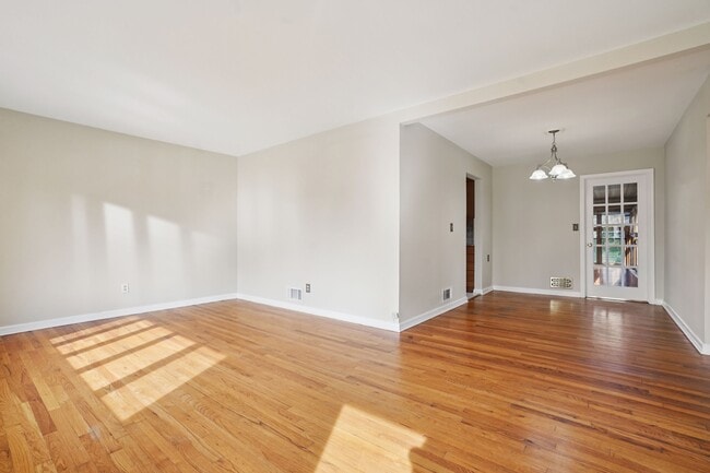 Building Photo - 10 Donnalin Pl