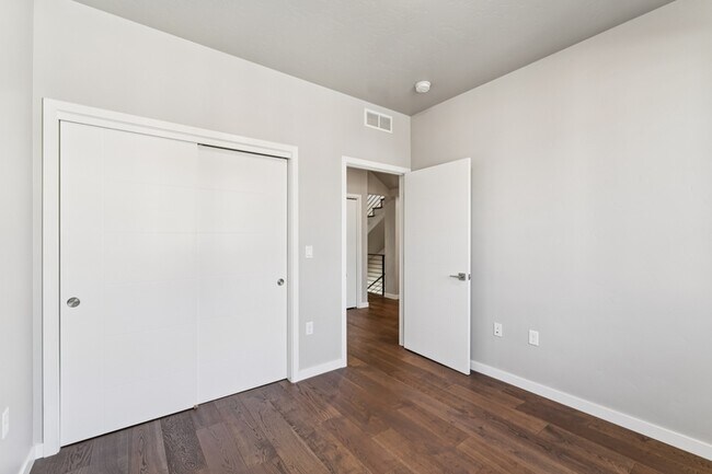 Building Photo - 3520 N Prospect Ln