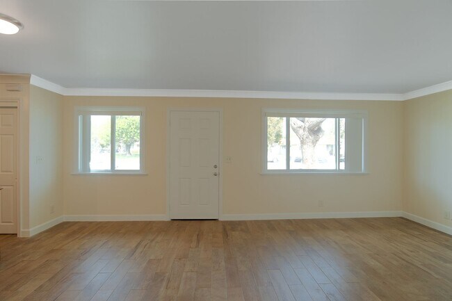 Building Photo - 2 Bedroom + 1 Bathroom Condo  | Marina Village | Port Hueneme | Unfurnished