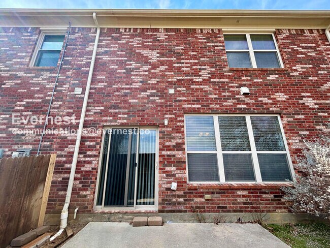 Building Photo - 3 Bed/2.5 Bath Townhome with Garage / Pet-Friendly / Vouchers Accepted / Available Now!