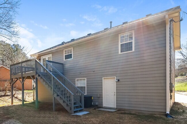 Building Photo - 240 Rosewood Dr