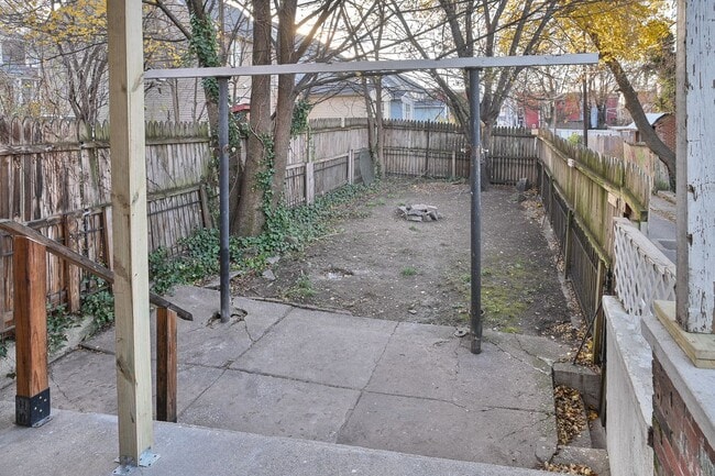 Building Photo - Large 5 Bedroom on Peffer