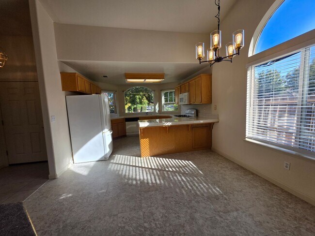 Building Photo - Single story home near CSU Stanislaus!