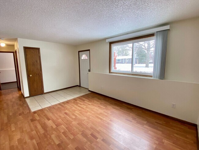 Building Photo - Aplin Duplex (4025/4027)